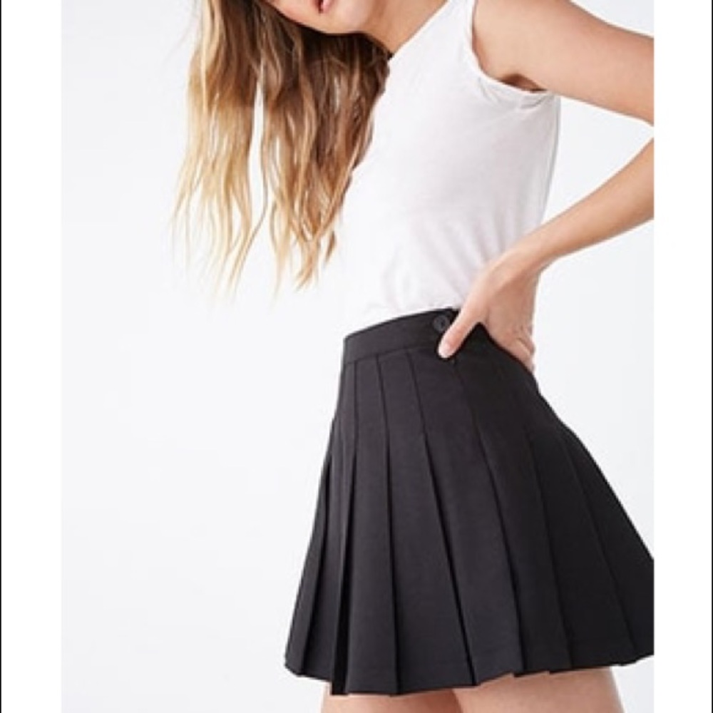 Black pleated skirt!